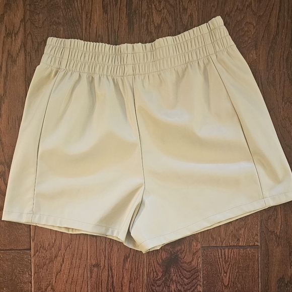 ILLA ILLA Faux Leather Woman's Shorts Cream Large NWOT - Picture 2 of 4